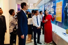Delegados visitan la exposición.