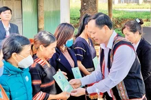 Acto de entrega de documentos de seguro social y médico a ciudadanos en la comuna de Bien Ho, ciudad de Pleiku, en la altiplánica provincia vietnamita de Gia Lai. (Fotografía: Nhu Nguyen)