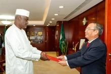 El embajador de Vietnam en Etiopía, Nguyen Nam Tien, presentó recientemente al presidente de la Comisión de la Unión Africana (UA), Moussa Faki Mahamat, la carta credencial (Foto:VNA)