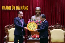 El embajador de Rusia en Vietnam, Bezdetko Gennady Stepanovich, entrega un regalo al secretario del Comité partidista de Da Nang Nguyen Van Quang. (Foto: VNA)