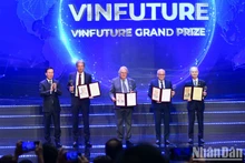 El presidente de Vietnam, Vo Van Thuong, entrega títulos a científicos honrados. (Foto: VNA)