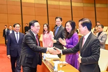 Dinh Hue y los delegados en la cita