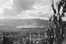Las unidades de artillería vietnamita continúan bombardeando las posiciones enemigas, algunas de las cuales arden. (Foto: VNA)