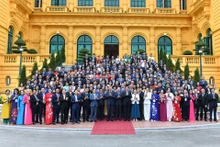 [Foto] Máximo dirigente vietnamita se reúne con destacados empresarios