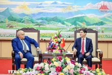En el encuentro entre el embajador de La Habana en Vietnam, Orlando Nicolás Hernández Guillén y el secretario del comité partidista en la provincia de Vinh Phuc, Duong Van An (Foto: VNA)