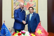 El primer ministro de Vietnam, Pham Minh Chinh (en la derecha),y el presidente del Consejo Europeo (CE), Charles Michel. (Foto: VNA)