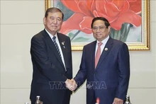 El primer ministro de Vietnam, Pham Minh Chinh (en la derecha), y su par japonés, Shigeru Ishiba. (Foto: VNA)