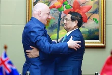 El primer ministro vietnamita, Pham Minh Chinh (en la derecha), y su homólogo neozelandés, Christopher Luxon. (Foto: VNA)
