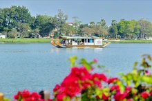 Sobre el río Huong.