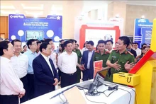El primer ministro de Vietnam, Pham Minh Chinh, y los delegados visiten la exhibición de modelos de la transformación digital (Foto:VNA)