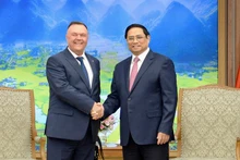 El primer ministro vietnamita, Pham Minh Chinh, recibie al presidente de la Federación Internacional de Asociaciones de Transitarios (FIATA), Ivan Petrov (Foto:VNA)
