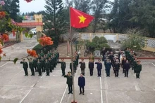 Oficiales y soldados en la isla de Bach Long Vi celebran izamientode bandera nacional en el primer día del Año Nuevo Lunar. (Foto: VNA)