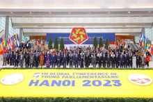 Delegados participantes en la IX Conferencia Global de Jóvenes Parlamentarios en Hanoi (Foto: VNA)