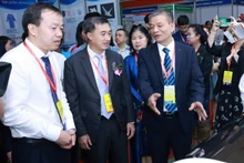 Dirigentes del Ministerio de Salud Pública visitan los stands en la 31 Exposición Médica y Farmacéutica Internacional de Vietnam.