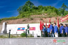 La ceremonia de izamiento de la bandera en el hito fronterizo (Foto: qdnd.vn)