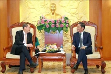 El miembro del Buró Político y jefe de la Comisión de Economía del Comité Central del Partido Comunista de Vietnam, Tran Tuan Anh, con Tan See Leng, titular de Recursos Humanos y segundo ministro de Industria y Comercio de Singapur (Foto:VNA)