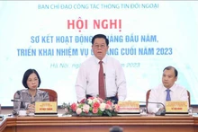 El secretario del Comité Central del Partido Comunista de Vietnam y jefe de su Comisión de Propaganda y Educación, y titular del Comité Directivo del Servicio de Información al Exterior, Nguyen Trong Nghia, habla en la conferencia. (Foto: VNA)