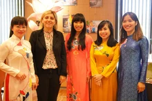 Elodie Le Floch, alcaldesa de la ciudad francesa de Kervignac, y Stephanie Do, diputada de la Asamblea Nacional de la región de Sena y Marne para el período 2017-2022, se toman una foto con los organizadores.