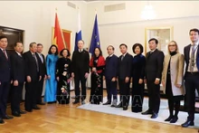 La miembro del Buró Político, permanente del Secretariado del Comité Central del Partido Comunista de Vietnam, y jefa de su Comisión de Organización, Truong Thi Mai (sexta desde la izquierda), en la reunión con el presidente del Parlamento finlandés, Jussi Halla-Aho (séptimo, desde la izquierda) (Foto: VNA)