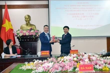 El presidente del Comité Popular de Ha Nam, Truong Quoc Huy (derecha), entrega un regalo al gobernador de la prefectura de Shiga, Mikazuki Taizo. (Foto: VNA)