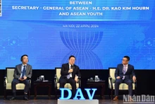 El secretario general de la Asean, Kao Kim Hourn (centro), en el diálogo con los jóvenes de la agrupación. (Foto: Nhan Dan)