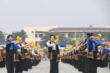 Espectáculos de danza folclórica de estudiantes de provincia de Dien Bien