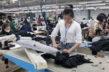 En la empresa textil y de confección TDT, comuna de Diem Thuy, distrito de Phu Binh. (Foto: VNA)