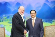 El primer ministro vietnamita, Pham Minh Chinh, recibe al presidente del Grupo HSBC, Mark Tucker (Foto: VNA)