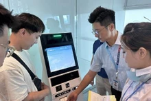 El quiosco de autofacturación para pasajeros emite boleto de embarque después de completar los trámites de registro (Foto:VNA)