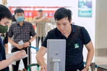 Pasajeros utilizan la aplicación de identificación electrónica VNeID de nivel 2 para check-in en vuelos domésticos (Foto:Vietnam+)