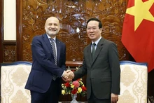 El presidente de Vietnam, Vo Van Thuong, recibe en Hanoi al embajador de Italia, Antonio Alessandro. (Foto: VNA)