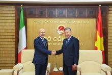 El Ministro de Seguridad Pública de Vietnam, To Lam, felicitó al embajador saliente de Italia, Antonio Alessandro, por completar con éxito su mandato en Vietnam (Foto: cand.com.vn)