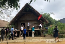 Visitantes en la Aldea de Cultura y Turismo de las Etnias Minoritarias de Vietnam