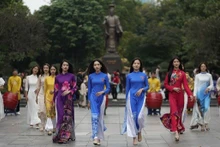Mujeres vietnamitas en su vestido tradicional de Ao Dai (túnica larga) (Foto: VNA)