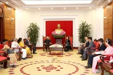 La integrante del Buró Político y miembro permanente del Secretariado del Comité Central del PCV, Truong Thi Mai, recibe a Sitaram Yechury, secretario general del Partido Comunista de la India-Marxista (PCI-M).