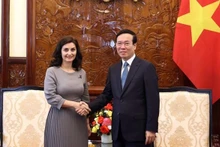 El presidente de Vietnam, Vo Van Thuong y la embajadora de Bulgaria, Marinela Petkova (Foto: VNA)