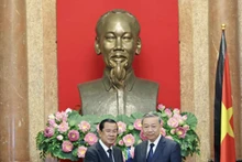 El presidente vietnamita, To Lam (en la derecha), y Hun Sen, presidente del PPCy titular del Senado de Camboya. (Foto: VNA)