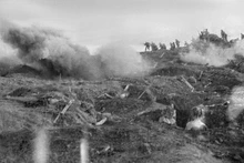 Frente a los ataques, las tropas francesas en la colina C, ahuyentadas, abandonan caóticamente sus posiciones y son interceptadas por soldados de choque vietnamitas que les disparan desde las trincheras. (Foto: VNA)