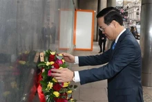 Presidente vietnamita rinde tributo al Tío Ho en Londres. (Fuente: VNA)
