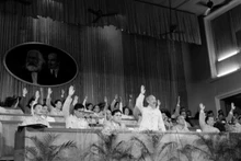 El Presidente Ho Chi Minh y los delegados votan para aprobar documentos en el III Congreso Nacional del Partido, septiembre de 1960. (Foto: Archivo de VNA)