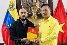 El embajador de Vietnam en Venezuela, Vu Trung My (derecha), y el profesor José Javier Díaz Macadan (Foto: VNA)