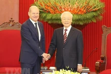 El secretario general del PCV, Nguyen Phu Trong y el canciller alemán Olaf Scholz.