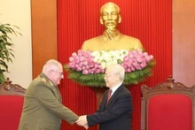 El secretario general del PCV, Nguyen Phu Trong (derecha), recibe al general de Cuerpo de Ejército Álvaro López Miera, ministro de las Fuerzas Armadas Revolucionarias de Cuba. (Foto: VNA)