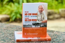 El libro “Presidente Ho Chi Minh - Biografía y carrera”.