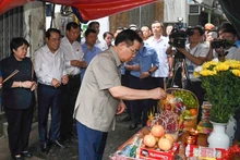 [Foto] Presidente de Legislativo vietnamita rinde homenaje a víctimas de incendio en Hanói