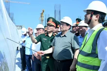 El primer ministro de Vietnam, Pham Minh Chinh, inspecciona la construcción de la Terminal 3 (T3) del Aeropuerto Internacional de Tan Son Nhat en Ciudad Ho Chi Minh (Foto: VNA)