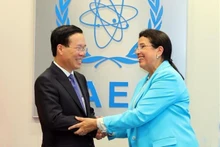 El presidente de Vietnam, Vo Van Thuong, recibe a la directora general interina del OIEA, Najat Mokhtar (Fotografía: VNA)
