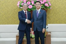 El viceprimer ministro Le Thanh Long recibe al presidente de la Universidad japonesa de Nagoya, Sugiyama Naoshi. (Fotografía: moj.gov.vn)