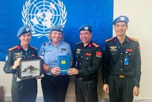 La comisionada de Policía de la Misión de las Naciones Unidas en Sudán del Sur (Unmiss), Christine Fossen, otorga certificados de mérito a tres oficiales de la Fuerza de Seguridad Popular de Vietnam.
