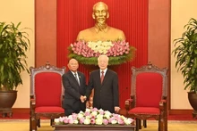 El secretario general del Partido Comunista de Vietnam, Nguyen Phu Trong (derecha), y el presidente de la Asamblea Nacional de Camboya, Samdech Heng Samrin. (Fotografía: Nhan Dan)